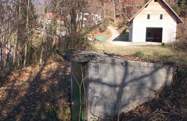 Po hudih sporih in zavrnitvi kloriranja vode  v Novakih  (na fotografiji vodohran) so v proračunu  le predvideli 8000 evrov za dezinfekcijo vode z UV žarnico