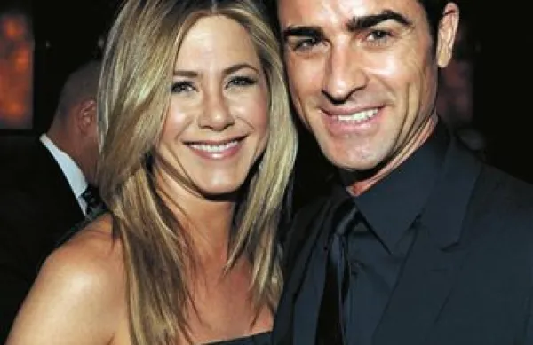 43-letna Jennifer Aniston je v dveletni zvezi z Justinom Therouxom, s katerim sta se spoznala na snemanju filma Odklop