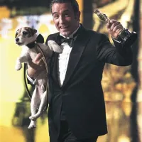 Jean Dujardin in njegov štirinožni prijatelj ter soigralec v filmu Umetnik, kuža Uggie 