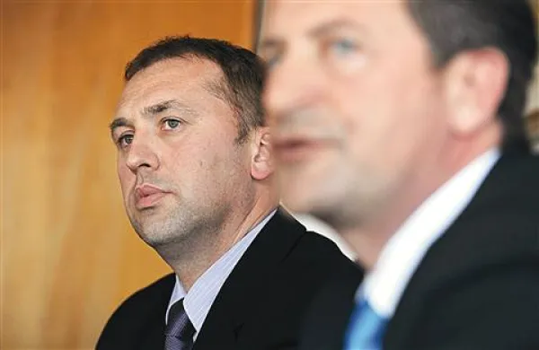 Vodstvo Desusa je v petek svojega poslanca Ivana Simčiča (levo) podprlo, predsednik stranke Karl Erjavec (desno) je dejal, da gre za gonjo proti stranki