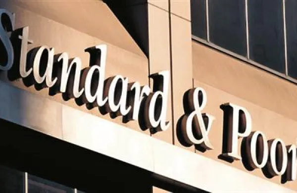 Bonitetna agencija Standard & Poor's je oceno za dolgoročni in kratkoročni dolg Grčije s CC oziroma C v ponedeljek znižala na najnižjo raven, kar pomeni delni bankrot