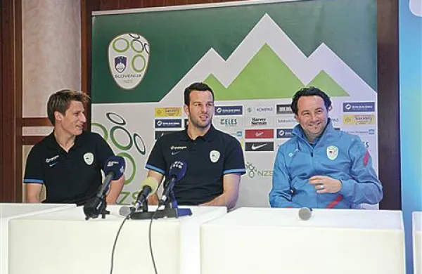 Reprezentanta Valter Birsa (levo) in Samir Handanović ter selektor slovenske nogometne reprezentance Slaviša Stojanović