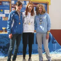 Najmlajše članice do 24 let, perspektivne tekačice: Monika Bajc (levo, tretja), Neja Kršinar (v sredini, zmagovalka), Veronika Krečič (desno, druga)