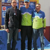 Robert Krkoč (levo) se je v kategoriji  45-49 zrinil med dva hitra vojaka, zmagovalca Zvonka Blatnika in tretjega Matjaža Vrhunca