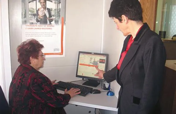 Nevenka Tomšič (levo) in Anica Dolgan Stare v e-kotičku bančne poslovalnice na Bazoviški cesti