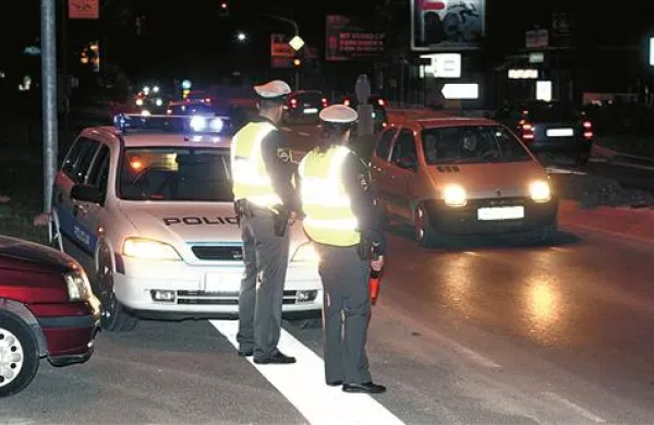 Policisti so v noči na nedeljo pridržali več voznikov, ki so napihali več, kot dovoljuje zakon