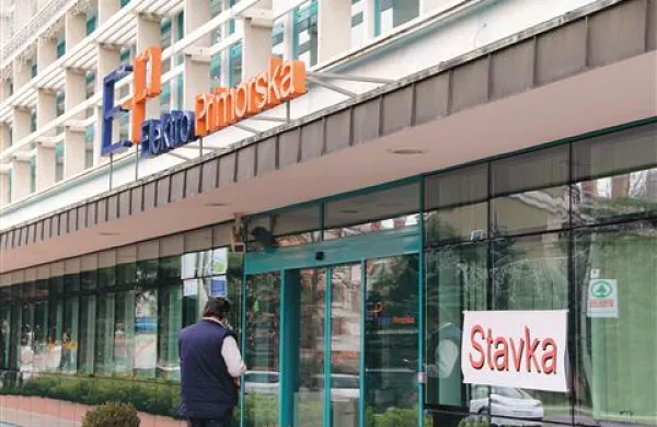 Le slab teden po koncu stavke - zaposleni na Elektro Primorska so 27. decembra lani začeli stavkati zaradi neizplačila nagrade ob koncu leta, ki jim pripada po veljavni kolektivni pogodbi - je Elektro Primorska oziroma njena hčerinska družba E3 svoje odjemalce “razveselila” z napovedjo o podražitvi elektrike