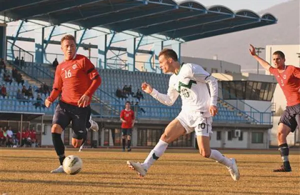Dejan Lazarević (na fotografiji v belem dresu) je tako streljal za vodstvo z 2:1