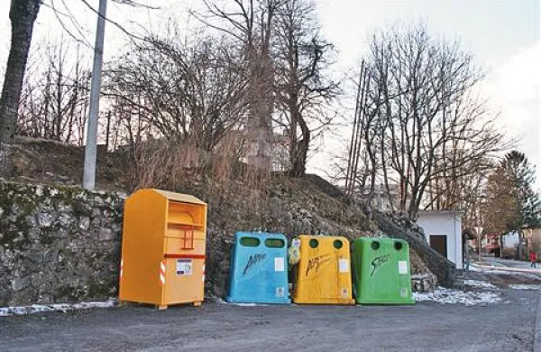 Velik rumen zabojnik za stara oblačila stoji tudi v Prestranku