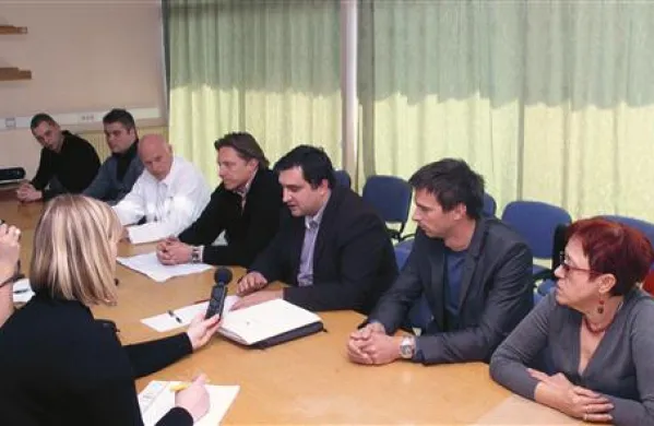 Da kletni bolnišnični prostori ustrezajo  PHE  so se strinjali tako Peter Bohinec  z ministrstva (tretji z desne) kot prva moža izolskega in koprskega zdravstvenega doma ob njem    