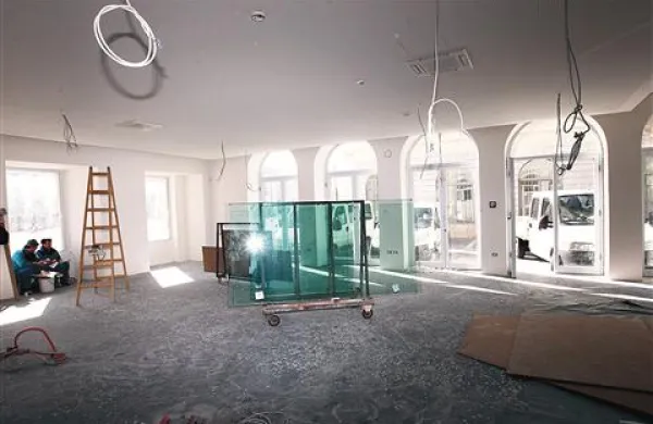 V  kavarni  galerije  so z  odstranitvijo stebrov povečali prostor, tako da bo poslej primeren tudi za protokolarne pogostitve