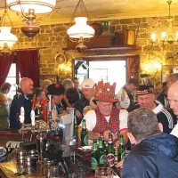 Do zadnjega kotočka zapolnjen pub Lord Byron 