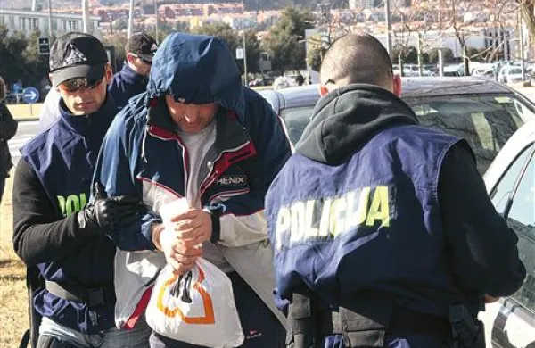 Medtem ko naj bi pri nas glavno vlogo igral 46-letni Andrej L., bodo v Trstu zaradi  pomembne vloge pri prenosu droge čez mejo sodili še Portorožanu T. K.