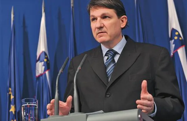 Janez Šušteršič: “Če želimo izpeljati konsolidacijo javnih financ, je treba dokapitalizacijo NLB izpeljati brez javnih sredstev.” 