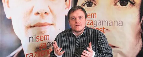 Simon Maljevac: “Homoseksualnost ne bi smela biti tema, ampak bi morala  biti kot družbeno dejstvo vključena povsod v predmetnik. Na pet pravljic je lahko ena taka, ki vključuje dva očeta, v matematični nalogi se lahko na zmenek odpravita Nina in Ana, ki zapravita nekaj denarja: koliko jima je ostalo?  Na tak način  homoseksualnost ne bi bila več tabu ali nekaj posebnega.”
