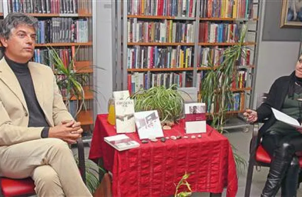 Miran Košuta in Patricija Dodič na predstavitvi Mikrofonij v kozinski knjižnici