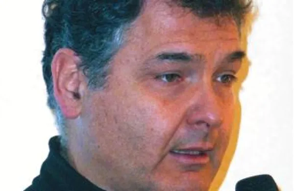  Carlo Franzosini: “Morsko vodo pač uporabljajo, ker je tako najceneje. V tako zaprtih morjih, kot je Jadran, bi morali uporabljati sodobno tehnologijo zaprtega cikla. Žrtvujejo naj nekaj pripeljanega plina in naj z njim segrevajo utekočinjen plin. A to je seveda dražje.”