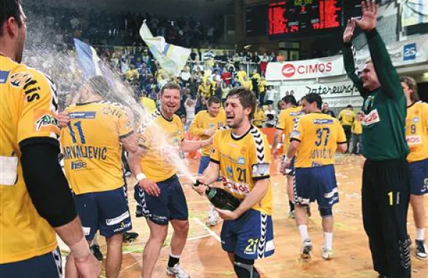 Tako so se v koprski Bonifiki pokalnega naslova v finalu  proti Celju spomladi leta 2009   veselili koprski rokometaši