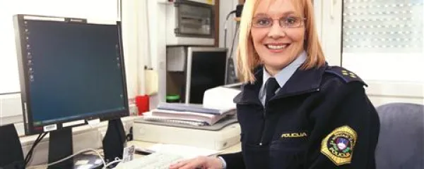  Ženskam v policiji ni treba postati možače, je prepričana Ksenija Lapajna. Veliko več bodo naredile, če bodo vanjo prinesejo pristnega ženskega duha. 