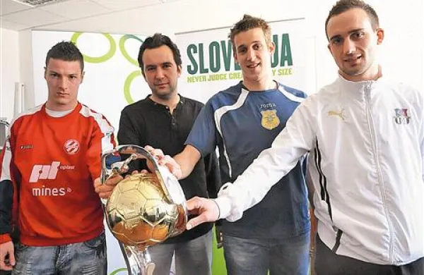 Predstavniki štirih tekmecev za pokal, z leve: Jaka Sovdat (Oplast), Tomi Horvat (Litija), Borut Ručna (Puntar), Alen Mordej (Dobovec)