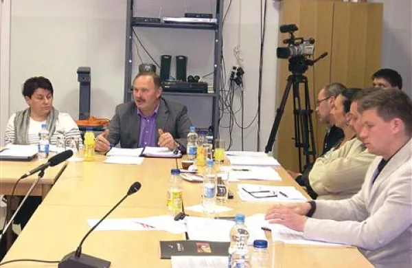 Ipil so - po besedah direktorja Jožeta Franka (na fotografiji v sredini) - ustanovili kot pomoč pri razreševanju problematike zaposlovanja invalidov v Ilirski Bistrici. Zdaj jih bo z večjim lastništvom podjetja  ščitila občina.