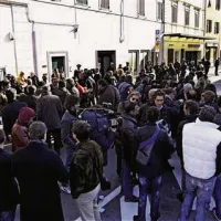 Množica pred gledališčem v Grossetu