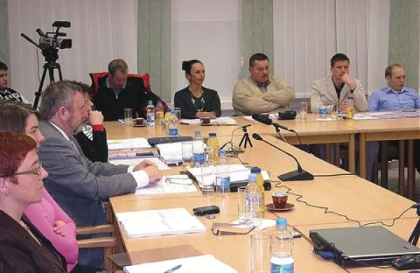 Vodstvo bistriške občine si včasih po svoje  tolmači predpise.  Tokrat si   je župan Emil Rojc, na sliki tretji z leve, po svoje prikrojil poslovnik občinskega sveta.