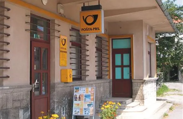 Pri ropu pošte v Planini naj bi sodelovala 33-letna obtoženka 