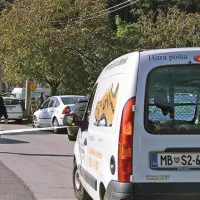Po ropu pošte v Črnem Kalu so kriminalistični tehniki v notranjosti zavarovali sledove športnih copat, na katerih so našli biološke sledi obtoženega Mihajlovića