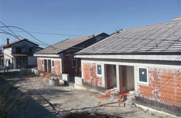 Dve od štirih hiš Proloca Jezersko (preostali dve sta na spodnji  terasi)