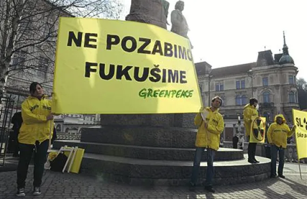 Aktivisti Greenpeace so danes opozarjali na nevarnost, ki jo za Slovenijo predstavlja uporaba jedrske energije
