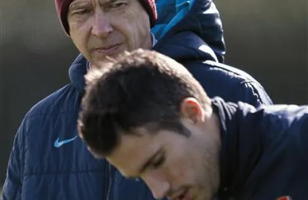 Trener Arsenala  Arsene Wenger na treningu pred današnjko tekmo opazuje  Robin Van Persieja