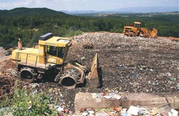 Na sežanskem odlagališču bodo postavili plato,  šotor in predelovalno linijo. Plato in šotor bosta stala vsak po 100.000 evrov, plačale ju bodo kraško-brkinske občine.  450.000 evrov za predelovalno linijo bo odštelo Komunalno stanovanjsko podjetje Sežana. Vsem cenam bo treba prišteti še DDV.