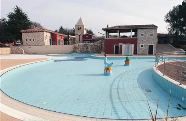 Bazen hotela Sol Garden Istra v umaškem Katoru, ki ima   štiri zvezdice  
