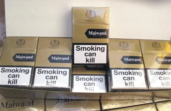 Namesto potovalnih kovčkov je bilo v  zabojniku  skritih deset ton cigaret