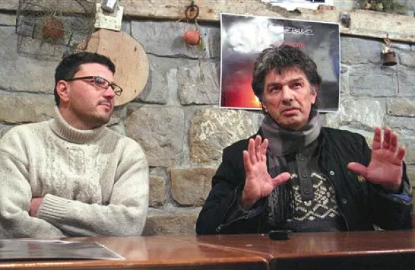Vlado Jeremič (desno) in Andrej Kandido, njegov sodelavec in glasbeni spremljevalec, ki  je med drugim izolskega kantavtorja naučil  igrati kitaro 