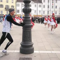 Gospod se je trudil fotoreporterju  odmakniti steber in mu odpreti pogled na mažoretke