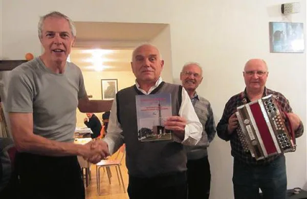 Aldo Zubin (levo) se zahvaljuje Milanu Palčiču