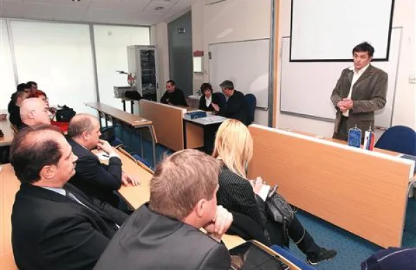    Marko Perkovič (desno) pravi, da tudi v severnem Jadranu precej ladij krši pravila in se preveč približuje obali  