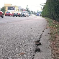 Obiskovalce Izole pasji iztrebki pozdravijo tudi na pločniku pri avtokampu Jadranka