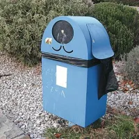  V Izoli bi lahko imeli še kak zabojnik za pasje iztrebke več, lastniki psov pa še bolj pogrešajo površino, kjer psi ne bi bili nezaželeni