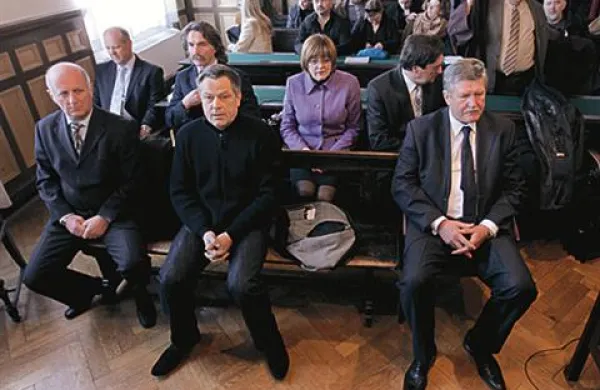 Komercialni vodja projektov na SCT Ivan Demšar (levo), Tomaž Žibert iz Kontrole zračnega prometa, soobtoženi Srečko Gabrič, v drugi vrsti nekdanja generalna direktorica Vegrada Hilda Tovšak, desno nekdanji predsednik Primorja Dušan Črnigoj