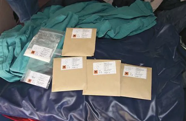V hiši na koprskem podeželju so zasegli vrečke, v katerih je bilo več gramov različnih kemičnih substanc. Domačin je imel po zaužitju le-teh nepredvidljivo reakcijo, saj si je sam zadal več hujših poškodb.
