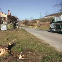 Asfalt je pokrpan in spolzek, cesta nima ne bankine ne pločnika 