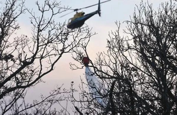 Obsežen požar so ves dan gasili tudi s pomočjo helikopterjev