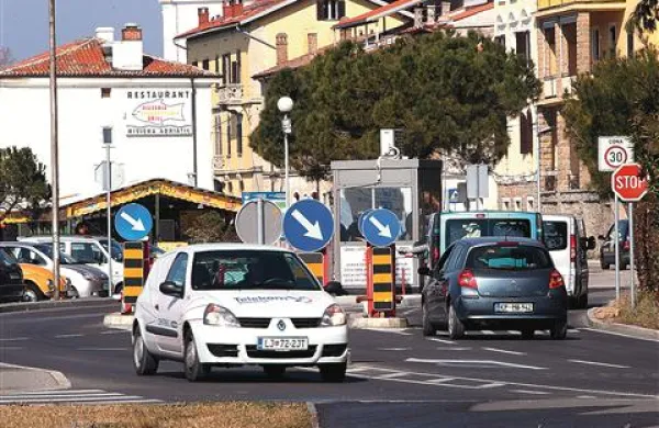 Stranski učinek računalniške napake na zapornici ob vhodu v Piran je bil pospešen odziv neplačnikov