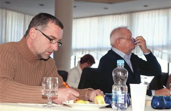 Degustatorja sta tudi Goran Gregorič in Dino Pucer (z leve), podpredsednik in predsednik Društva oljkarjev slovenske Istre