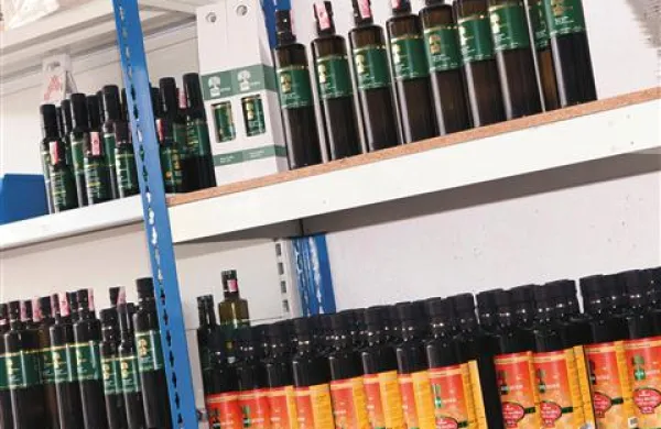 Napori zadružnikov so usmerjeni v promocijo slovenskega oljčnega olja in prodajo dveh oljčnih olj, sestavljenih iz preverjenih olj članov