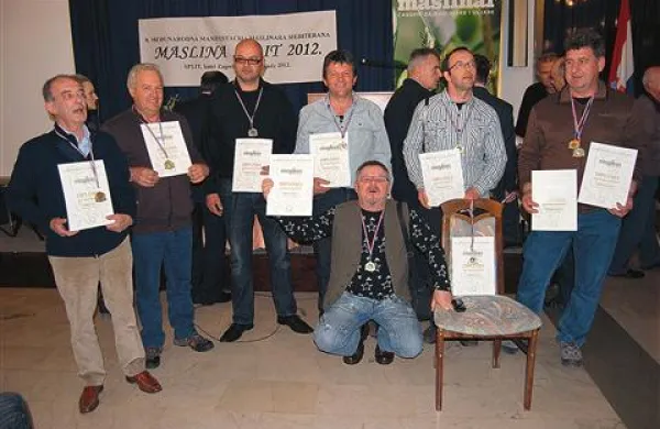 V Splitu nagrajeni briški oljkarji (z leve): Ivan Jenko, Jadran Jakončič, Aleš Bučinel, Boris Marinič, za njim Jordan Drnovšček, Davis Prinčič in Marjan Jericijo. Manjka Ivica Simčič.  