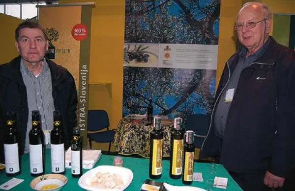 Janko Bočaj (levo) in Boris Sabadin na stojnici Društva oljkarjev slovenske Istre